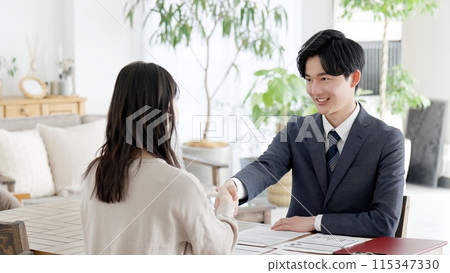 商人在上門推銷時握手 商人在上門推銷時握手 115347330