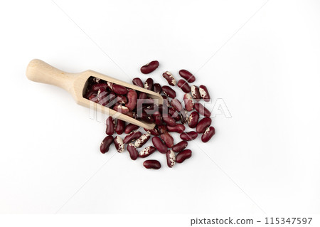 wooden scoop of red kidney beans close up, top view 115347597