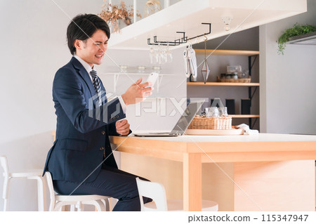 一位亞洲商人在查看智慧型手機時感到沮喪和失望(捏、錯誤、失望、粗心、失敗) 一位亞洲商人在查看智慧型手機時感到沮喪和失望(捏、錯誤、失望、粗心、失敗) 115347947