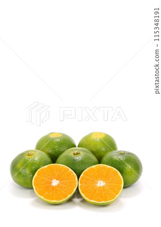 西浦柑橘，早熟，產於靜岡縣，切，橫截面，明亮的背景 115348191