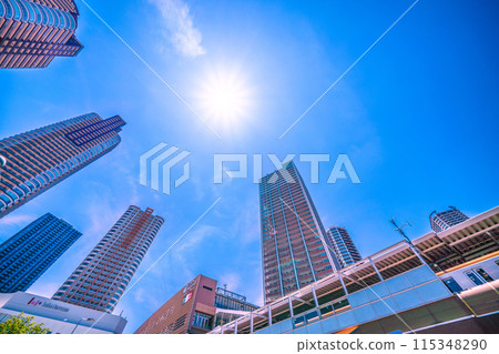 日本川崎的城市景觀盛夏的強烈陽光...武藏小杉站前的塔樓公寓大樓景觀= 6月8日 115348290