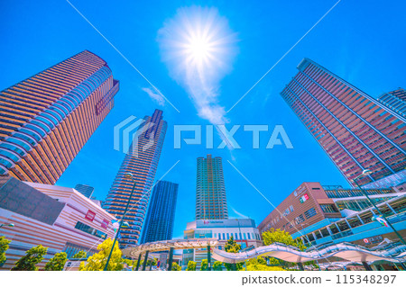 日本川崎的城市景觀仲夏的強烈陽光...武藏小杉站和塔樓公寓大樓的景色= 6月8日 115348297