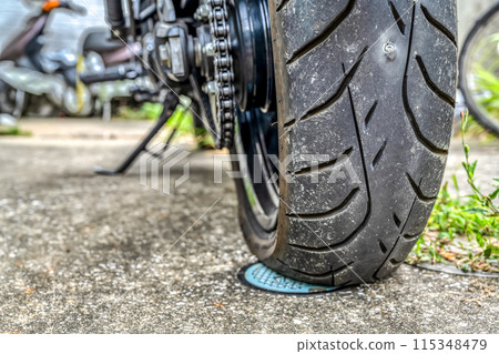 一顆螺絲卡在我自行車的後輪胎上，導致爆胎。 115348479