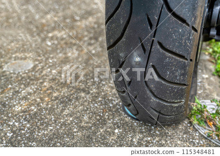 A screw got stuck in the rear tire of the motorcycle, causing a puncture 115348481