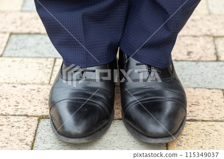 穿皮鞋的辦公室職員的腳 115349037
