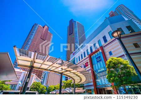 日本六月的川崎城市景觀。武藏小杉站前塔樓公寓大樓的景觀 115349230