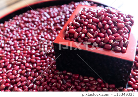 Azuki that enters the bowl Azuki that enters the bowl 115349325