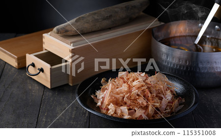 A pot filled with dried bonito flakes (domestic dried bonito flakes) and bonito stock, and a dried bonito shaving tool A pot filled with dried bonito flakes (domestic dried bonito flakes) and bonito stock, and a dried bonito shaving tool 115351008