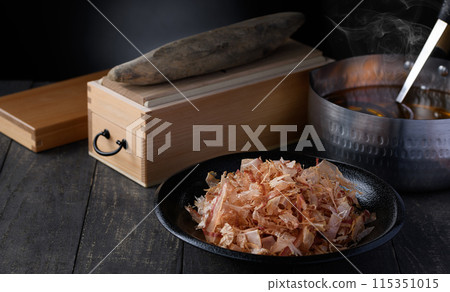 A pot filled with dried bonito flakes (domestic dried bonito flakes) and bonito stock, and a dried bonito shaving tool A pot filled with dried bonito flakes (domestic dried bonito flakes) and bonito stock, and a dried bonito shaving tool 115351015