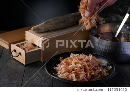 裝有鰹魚片（鰹魚片、國產乾鰹魚片）和鰹魚高湯的鍋以及鰹魚片 115351030