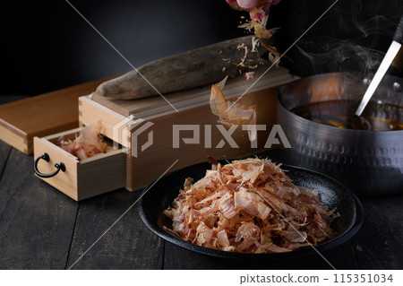 A pot filled with dried bonito flakes (domestic dried bonito flakes) and bonito stock, and a dried bonito shaving tool A pot filled with dried bonito flakes (domestic dried bonito flakes) and bonito stock, and a dried bonito shaving tool 115351034