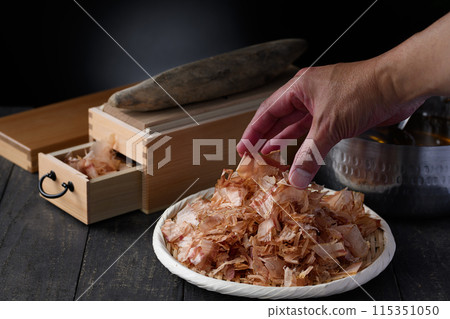 裝有鰹魚片（鰹魚片、國產乾鰹魚片）和鰹魚高湯的鍋以及鰹魚片 115351050