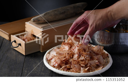 A pot filled with dried bonito flakes (domestic dried bonito flakes) and bonito stock, and a dried bonito shaving tool 115351052