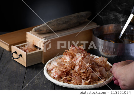 A pot filled with dried bonito flakes (domestic dried bonito flakes) and bonito stock, and a dried bonito shaving tool 115351054