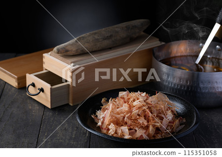A pot filled with dried bonito flakes (domestic dried bonito flakes) and bonito stock, and a dried bonito shaving tool A pot filled with dried bonito flakes (domestic dried bonito flakes) and bonito stock, and a dried bonito shaving tool 115351058