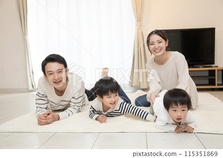 一家四口的父母和孩子 115351869