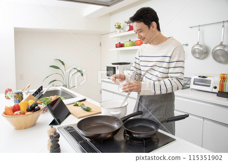 廚房男人做飯 廚房男人做飯 115351902