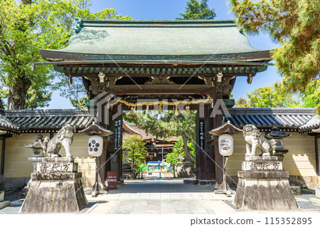 East Gate of Kitano Tenmangu Shrine in Bakuro-cho, Kamigyo Ward, Kyoto City (Important Cultural Property) 115352895
