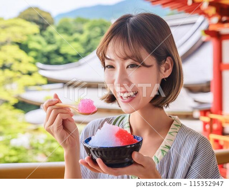 炎熱的夏天吃刨冰的女人 115352947