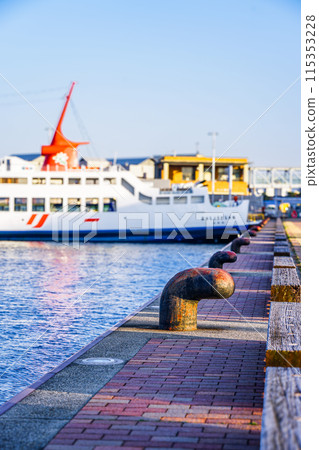 春日黃昏，船隻出發抵達高松港（香川縣高松市） 115353228