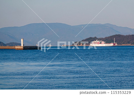 春日黃昏，船隻出發抵達高松港（香川縣高松市） 115353229