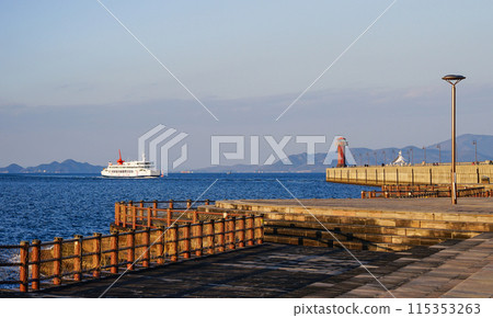 春日黃昏,船隻出發抵達高松港(香川縣高松市) 春日黃昏,船隻出發抵達高松港(香川縣高松市) 115353263