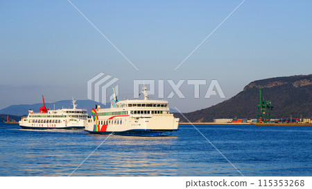 春日黃昏,船隻出發抵達高松港(香川縣高松市) 春日黃昏,船隻出發抵達高松港(香川縣高松市) 115353268