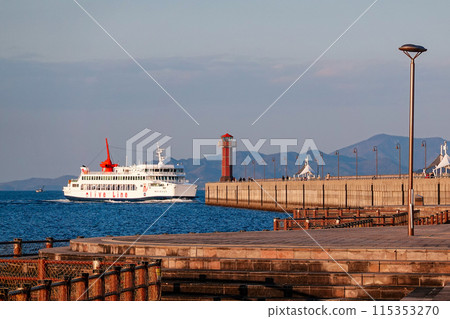 Spring evening: Ships arriving and departing from Takamatsu Port (Takamatsu City, Kagawa Prefecture) 115353270