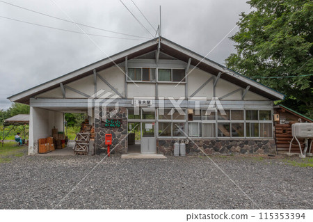 夏季 JR北海道函館本線(山線)比羅夫站(Hirafu)車站大樓 夏季 JR北海道函館本線(山線)比羅夫站(Hirafu)車站大樓 115353394