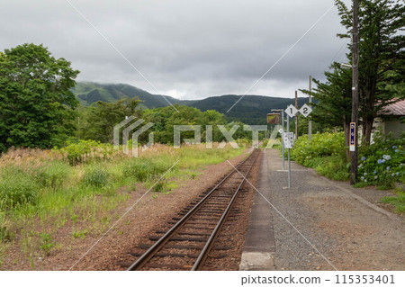 夏季 JR北海道函館本線(山線)比羅夫站(Hirafu)車站大樓 夏季 JR北海道函館本線(山線)比羅夫站(Hirafu)車站大樓 115353401