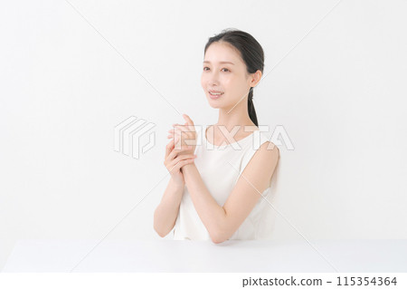 一個女人在手上塗奶油的美女肖像 115354364