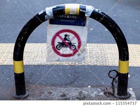 A scene of a motorcycle prohibition pole installed on a road 115354737