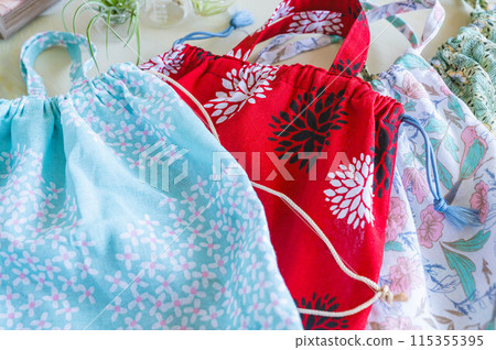 A handbag made from a tenugui 115355395