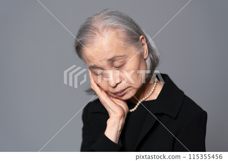 穿著喪服的老婦人擔心 115355456