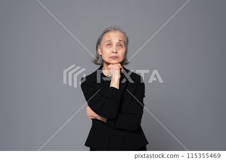 穿著喪服的老婦人擔心 115355469