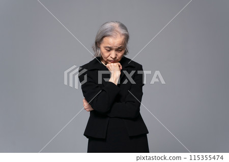 穿著喪服的老婦人擔心 115355474