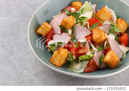 Salad with spinach, cheese, ham, grapefruit and balsamic sauce on a wooden rural background. Top view. Close-up. 115355652