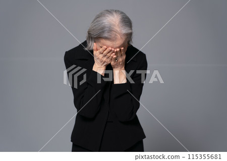 穿著喪服遮住臉的高級婦女 115355681