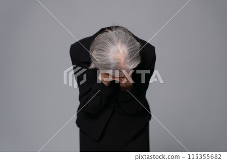 穿著喪服遮住臉的高級婦女 115355682
