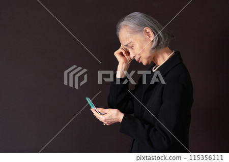 一位身穿喪服的老婦人看著她的銀行存摺，感嘆道 115356111