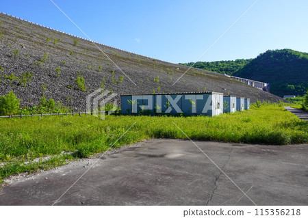 從忠實水壩下游廣場看到的忠實水壩堤防(堆石壩部分) 從忠實水壩下游廣場看到的忠實水壩堤防(堆石壩部分) 115356218
