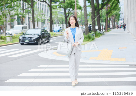 走在辦公室鎮的婦女 115356489