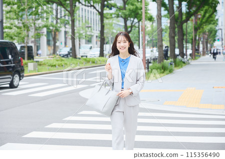 Women walking in the office town 115356490