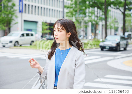 走在辦公室鎮的婦女 走在辦公室鎮的婦女 115356493