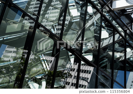 藍天倒映在建築物的玻璃上 115356804