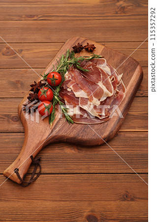 切板上的生火腿 115357292