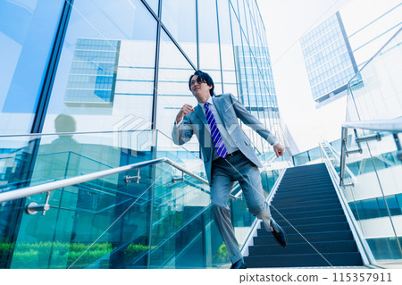 一個穿著西裝、盡全力奔跑的商人 一個穿著西裝、盡全力奔跑的商人 115357911