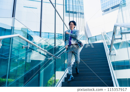 一個穿著西裝、盡全力奔跑的商人 一個穿著西裝、盡全力奔跑的商人 115357917