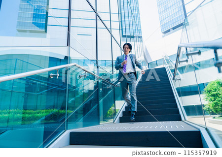 一個穿著西裝、盡全力奔跑的商人 115357919