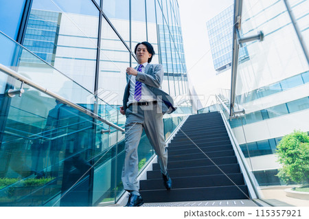 一個穿著西裝、盡全力奔跑的商人 一個穿著西裝、盡全力奔跑的商人 115357921